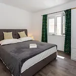 Nora, Old Town Located, Free Parking Apartment Makarska