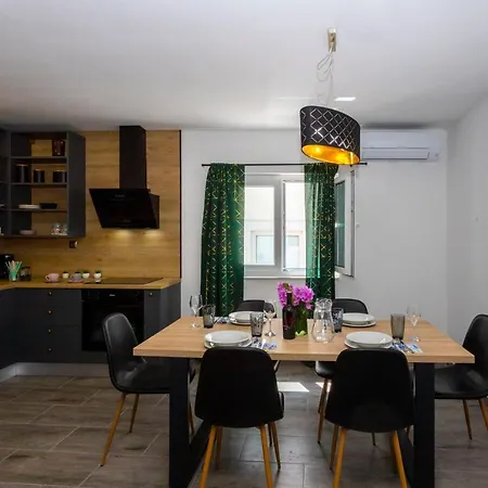 Nora, Old Town Located, Free Parking Apartment Makarska