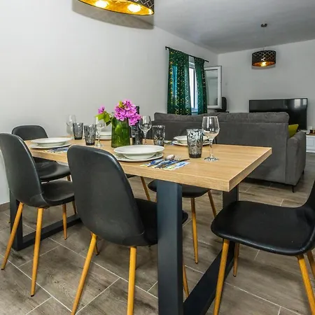 Apartment Nora, Old Town Located, Free Parking