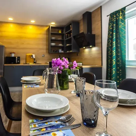 Nora, Old Town Located, Free Parking Apartment Makarska