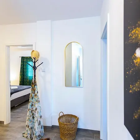 Nora, Old Town Located, Free Parking Apartment *