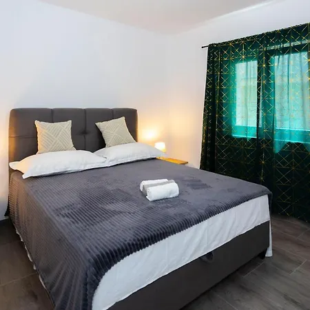 Nora, Old Town Located, Free Parking