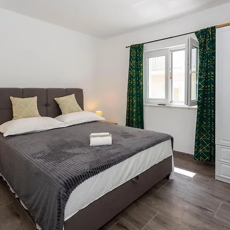 Nora, Old Town Located, Free Parking Apartment Makarska