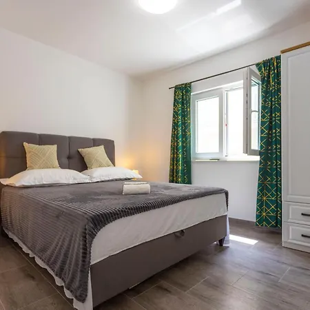Nora, Old Town Located, Free Parking Apartment Makarska