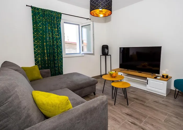 Nora, Old Town Located, Free Parking