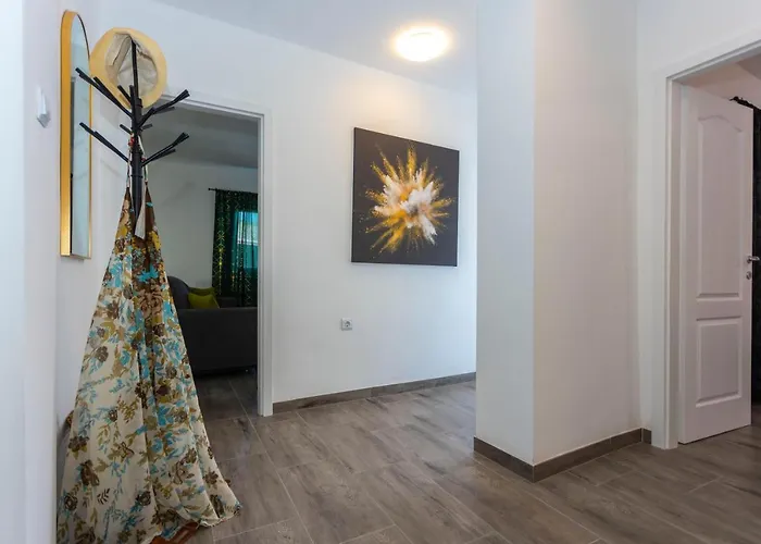 Nora, Old Town Located, Free Parking Makarska