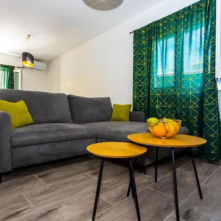 Nora, Old Town Located, Free Parking Apartment *