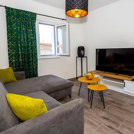 Nora, Old Town Located, Free Parking