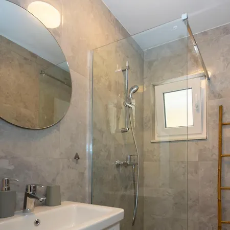 Apartment Nora, Old Town Located, Free Parking Makarska