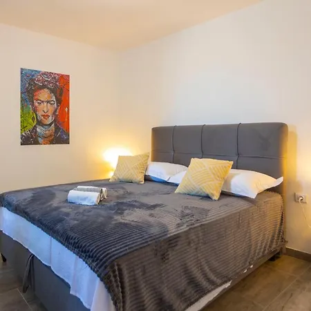 Apartment Nora, Old Town Located, Free Parking *