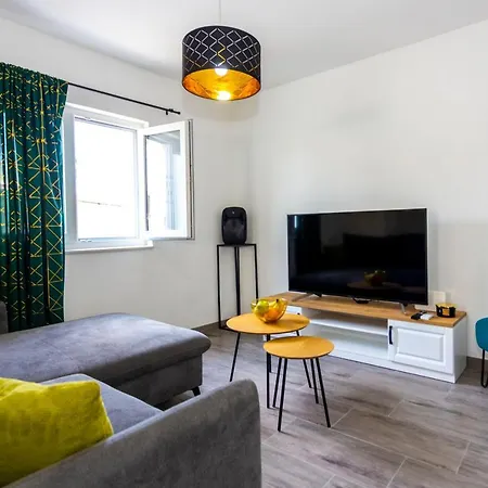 Apartment Nora, Old Town Located, Free Parking *