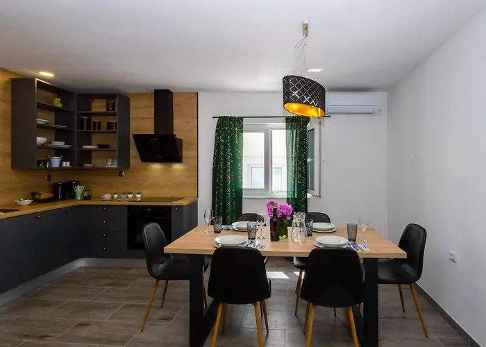 Nora, Old Town Located, Free Parking Apartment Makarska