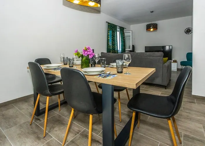 Apartment Nora, Old Town Located, Free Parking