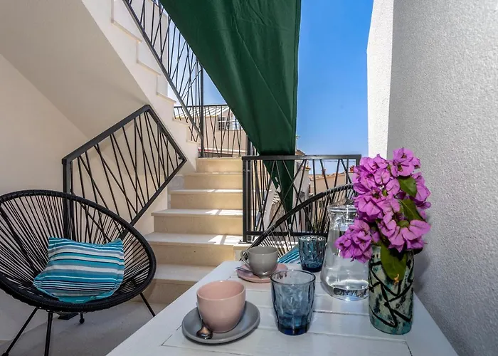 Nora, Old Town Located, Free Parking Apartment *