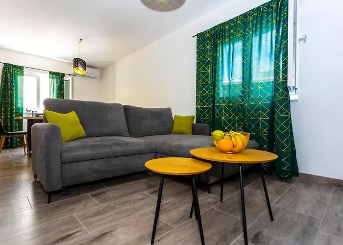 Nora, Old Town Located, Free Parking Apartment *