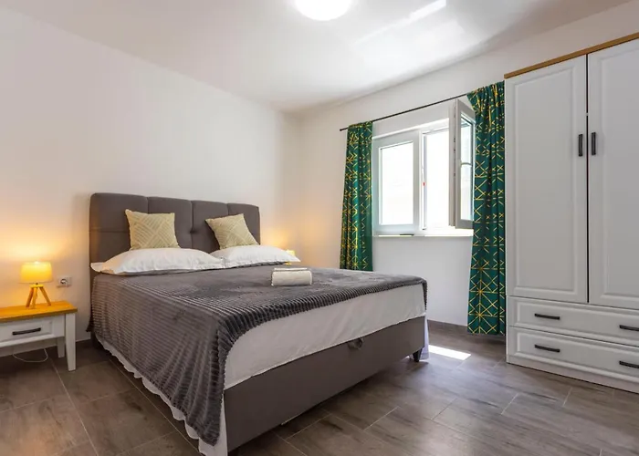 Nora, Old Town Located, Free Parking Apartment Makarska